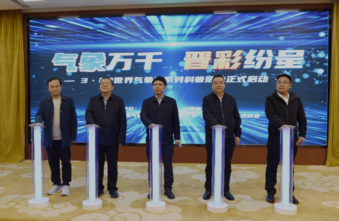 一群人站在一起 AI 生成的内容可能不正确。