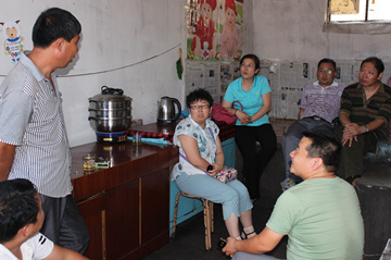 院领导在出租屋了解张建奎一家情况